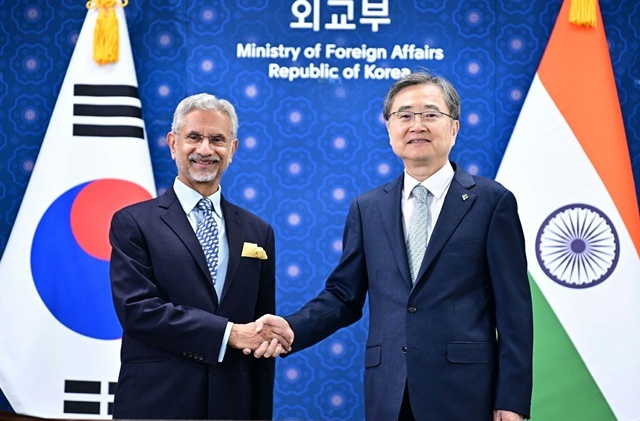 조현 외교부 장관(오른쪽)은 24일 수브라마냠 자이샨카르 인도 외교장관과 회담을 갖고 지난 4월 한·인도 정상 간 인도 국빈방문 계기 합의된 성과사업 이행 현황과 양국 현안, 지역·국제 정세를 논의했다. /외교부