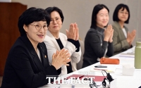  박수치는 원민경 성평등가족부 장관 [포토]