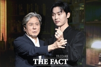  최민식 '현욱아, 포즈는 이렇게 하자' [포토]