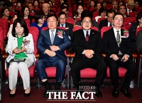  어색한 정점식 원내대표와 우원식 전 국회의장 [포토]