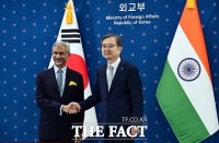  인도 외교장관과 기념촬영하는 조현 외교부 장관 [포토]