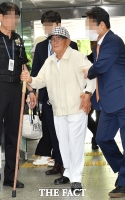 '정교 유착' 이만희, 지팡이 짚고 재판정으로 [포토]