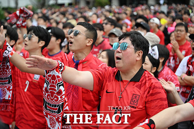2026 FIFA 북중미 월드컵 조별리그 A조 대한민국과 남아공과의 최종전이 25일 오전 열린 가운데 서울 종로구 광화문광장을 찾은 시민들이 대표팀의 승리를 기원하며 거리응원을 펼치고 있다. /박헌우 기자