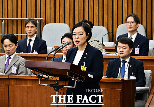 한성숙 국무총리 후보자가 25일 오전 서울 여의도 국회에서 열린 인사청문회에 출석해 모두발언을 하고 있다. /국회=배정한 기자