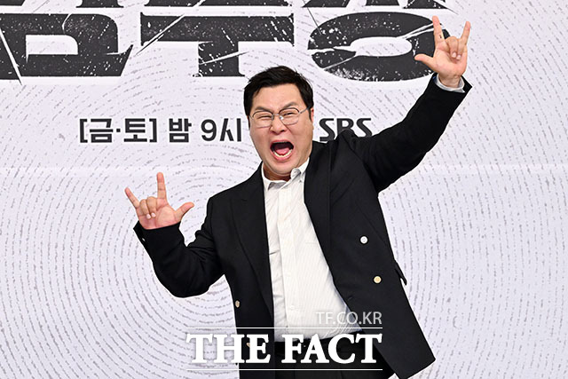 배우 윤경호가 25일 오후 서울 양천구 목동 SBS에서 열린 SBS 새 금토드라마 ‘김부장’ 제작발표회에 참석해 포즈를 취하고 있다. /서예원 기자
