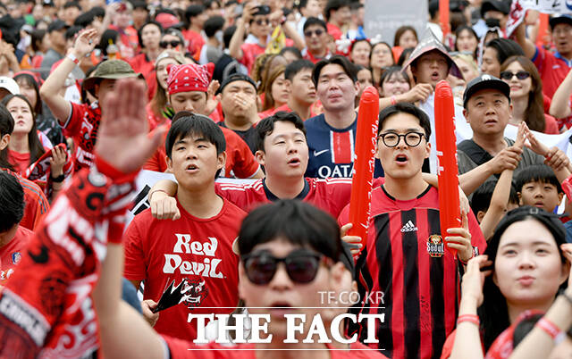 대한민국과 남아프리카 공화국의 2026 국제축구연맹(FIFA) 북중미월드컵 조별리그 A조 3차전이 열린 25일 오전 서울 종로구 광화문광장에서 시민들이 응원을 펼치고 있다. /박상민 기자