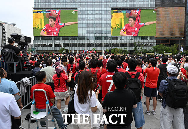 2026 FIFA 북중미 월드컵 조별리그 A조 대한민국과 남아공과의 최종전이 25일 오전 열린 가운데 서울 종로구 광화문광장을 찾은 시민들이 대표팀의 승리를 기원하며 거리응원을 펼치고 있다. /박헌우 기자