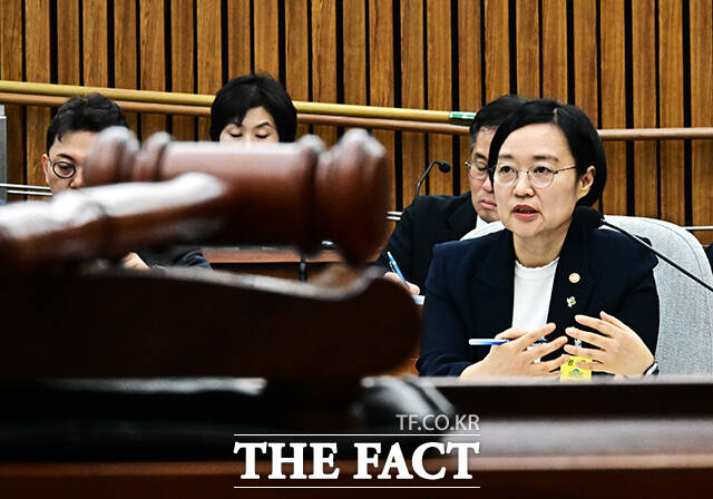 한성숙 국무총리 후보자가 25일 오후 서울 여의도 국회에서 열린 인사청문회에 출석해 질의에 답변을 하고 있다. /국회=배정한 기자