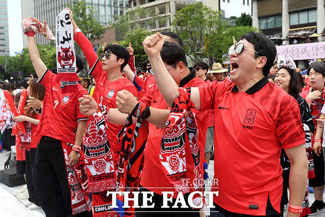 대한민국과 남아프리카 공화국의 2026 국제축구연맹(FIFA) 북중미월드컵 조별리그 A조 3차전이 열린 25일 오전 서울 종로구 광화문광장에서 시민들이 응원을 펼치고 있다. /박상민 기자