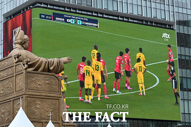 2026 FIFA 북중미 월드컵 조별리그 A조 대한민국과 남아공과의 최종전이 25일 오전 열린 가운데 서울 종로구 광화문광장을 찾은 시민들이 대표팀의 승리를 기원하며 거리응원을 펼치고 있다. /박헌우 기자