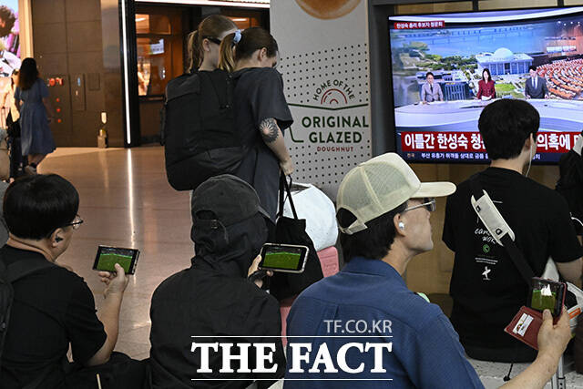 시민들이 경기에 집중하고 있다.