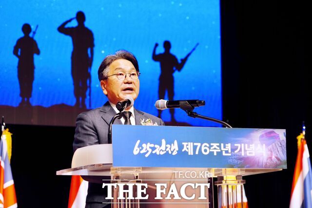강기정 광주시장이 25일 오전 10시 남구 빛고을시민문화관에서 열린 '6·25전쟁 제76주년 기념식'에 참석해 기념사를 하고 있다. /광주시