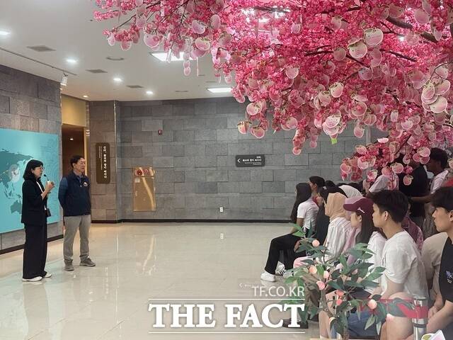 금오공대·경운대·구미대학교에 재학 중인 외국인 유학생들은 24일 1000년 전 신라에 불교가 처음 전해진 역사와 문화유산을 둘러보며 한국의 정신문화에 대한 이해를 넓혔다. /구미시