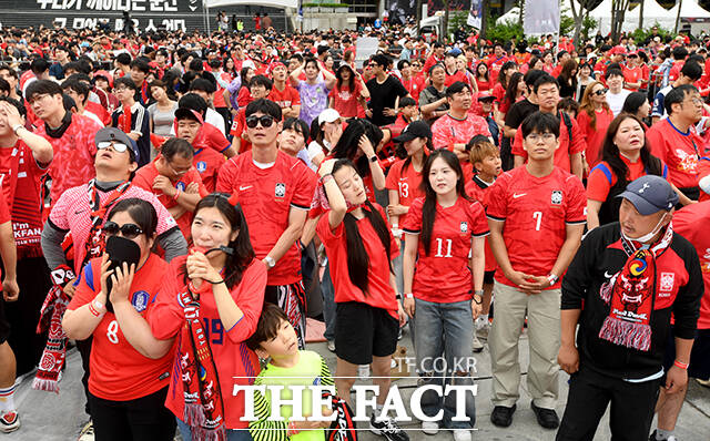대한민국과 남아프리카 공화국의 2026 국제축구연맹(FIFA) 북중미월드컵 조별리그 A조 3차전 열린 25일 오전 서울 종로구 광화문광장의 한 붉은악마 응원단이 충격패에 눈물을 흘리고 있다. /박상민 기자