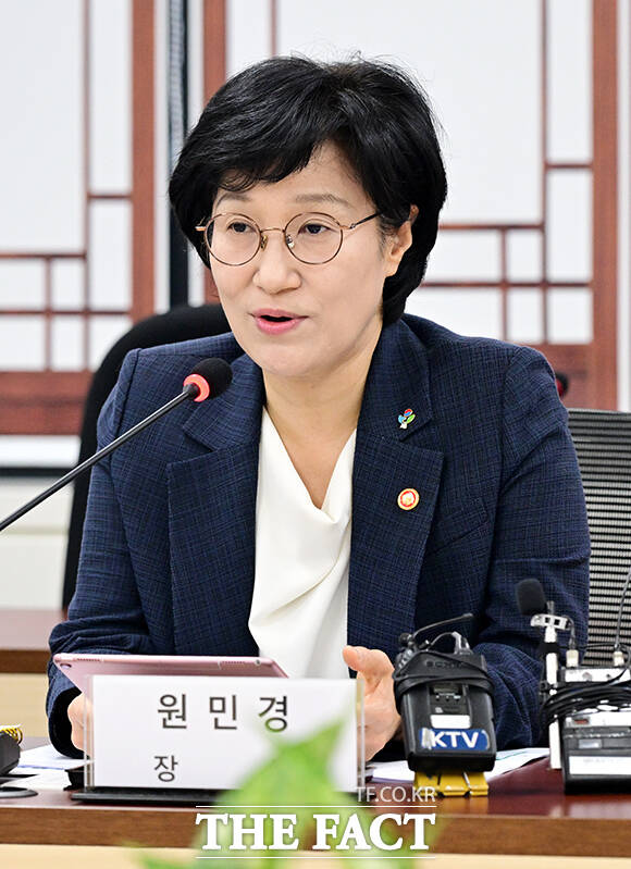 원민경 성평등가족부 장관이 25일 오전 서울 종로구 정부서울청사에서 열린 양성평등 제1전문위원회 전체회의에 참석해 모두발언을 하고 있다. /임영무 기자