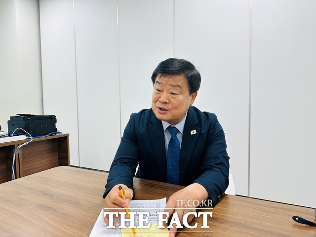 이병도 충남도교육감 당선인이 25일 <더팩트>와의 인터뷰에 응하고 있다. /노경완 기자