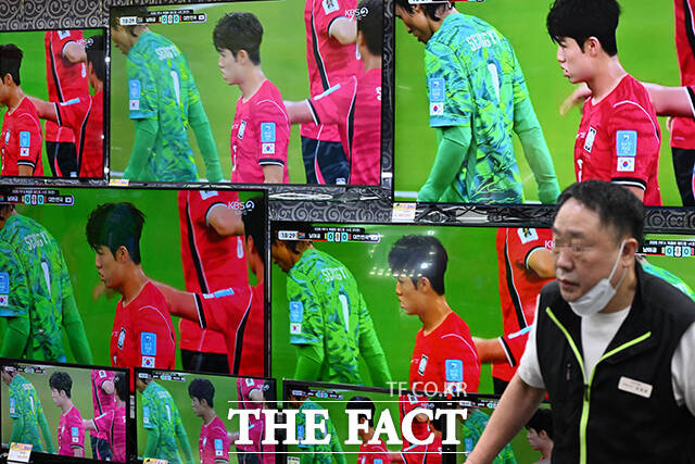 대한민국과 남아프리카 공화국의 2026 국제축구연맹(FIFA) 북중미월드컵 조별리그 A조 3차전이 열린 25일 오전 서울 용산구 용산전자랜드 가전제품매장에 진열된 TV에서 중계 화면이 송출되고 있다. /김성렬 기자