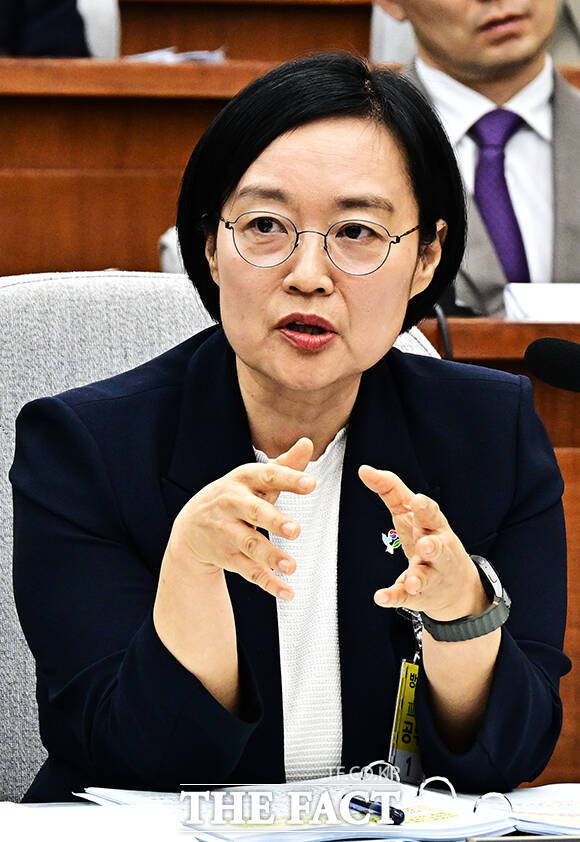 한성숙 국무총리 후보자가 25일 오후 서울 여의도 국회에서 열린 인사청문회에 출석해 질의에 답변을 하고 있다. /국회=배정한 기자