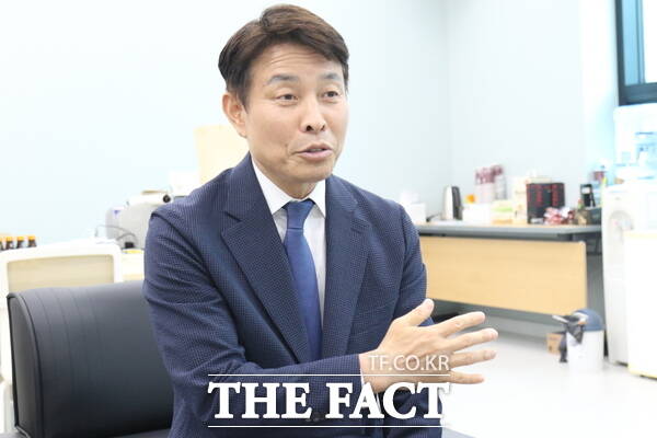 전문학 대전시 서구청장 당선인이 24일 인수위원회 사무실에서 <더팩트>와 인터뷰를 진행하고 있다. /정예준 기자