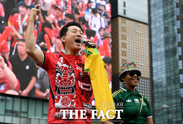 오세훈 서울시장(왼쪽)이 대한민국과 남아프리카 공화국의 2026 국제축구연맹(FIFA) 북중미월드컵 조별리그 A조 3차전 경기가 열린 25일 오전 서울 종로구 광화문광장을 찾아 음쿠쿠 주한남아프리카 공화국 대사와 유니폼을 교환한 뒤 응원을 하고 있다. /박상민 기자