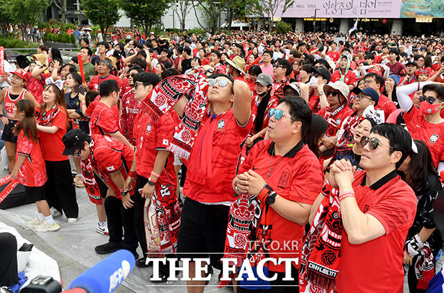 대한민국과 남아프리카 공화국의 2026 국제축구연맹(FIFA) 북중미월드컵 조별리그 A조 3차전 열린 25일 오전 서울 종로구 광화문광장의 시민들이 실점에 아쉬운 표정을 짓고 있다. /박상민 기자