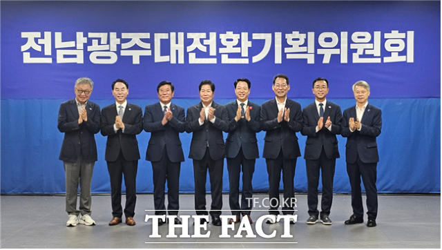 서영학 여수시장 당선인(오른쪽에서 두 번째)이 민형배 전남광주통합특별시장 당선인에게 여수시 주요 현안을 설명하고 정책적 지원 필요성을 건의했다. /서영학 당선인 인수위원회