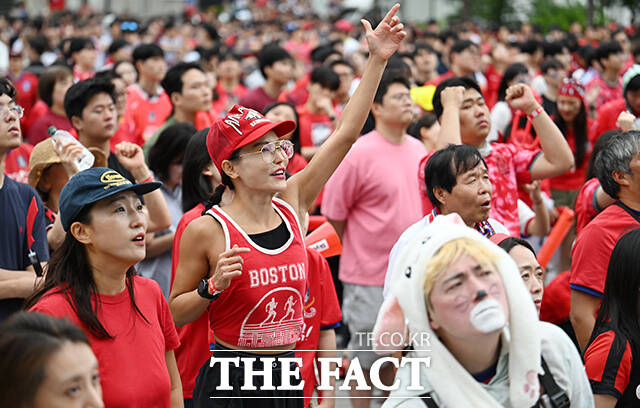 2026 FIFA 북중미 월드컵 조별리그 A조 대한민국과 남아공과의 최종전이 25일 오전 열린 가운데 서울 종로구 광화문광장을 찾은 시민들이 대표팀의 승리를 기원하며 거리응원을 펼치고 있다. /박헌우 기자