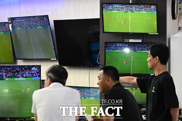 대한민국과 남아프리카 공화국의 2026 국제축구연맹(FIFA) 북중미월드컵 조별리그 A조 3차전이 열린 25일 오전 서울 용산구 용산전자랜드 가전제품매장에 진열된 TV에서 중계 화면이 송출되고 있다. /김성렬 기자