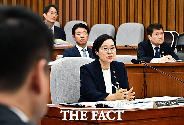 한성숙 국무총리 후보자가 25일 오후 서울 여의도 국회에서 열린 인사청문회에 출석해 질의에 답변을 하고 있다. /국회=배정한 기자