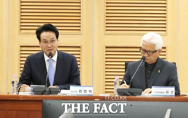 25일 국회의원회관에서 열린 경기 교육활동보호국 설치를 위한 첫 토론회 자리에서 발언하는 안민석 경기교육감 당선인(왼쪽). /안민석 경기도교육감 당선인 인수위