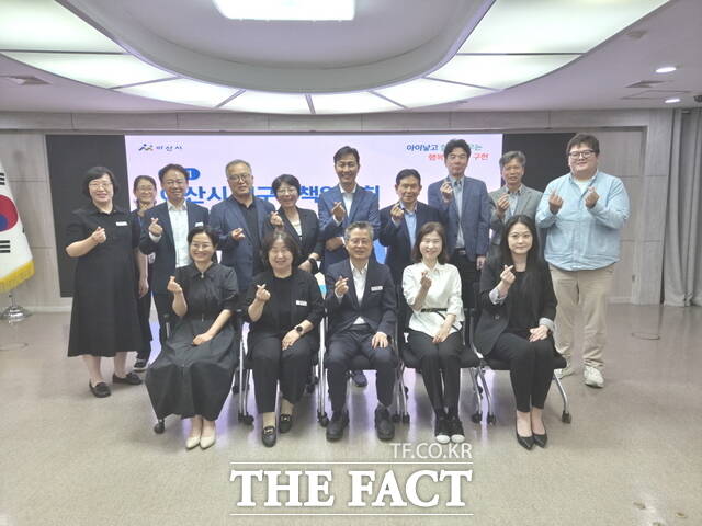 아산시가 24일 제6회 인구정책위원회 정기회의를 개최한 뒤 참석자들이 기념사진을 촬영하고 있다. /아산시