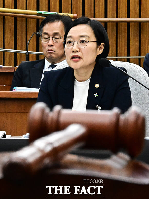 한성숙 국무총리 후보자가 25일 오후 서울 여의도 국회에서 열린 인사청문회에 출석해 질의에 답변을 하고 있다. /국회=배정한 기자