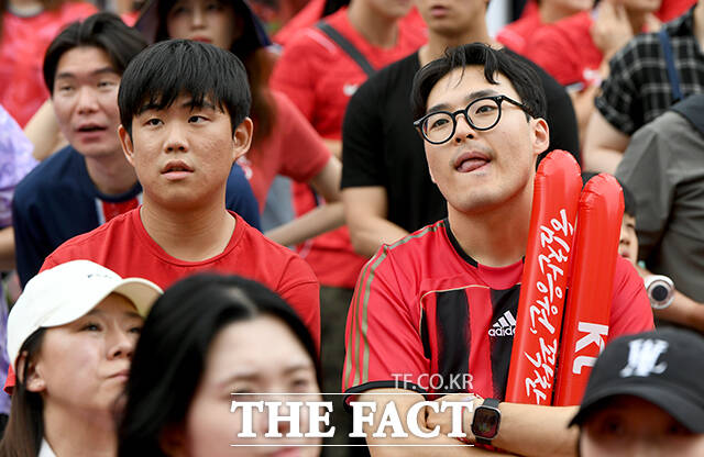 대한민국과 남아프리카 공화국의 2026 국제축구연맹(FIFA) 북중미월드컵 조별리그 A조 3차전 열린 25일 오전 서울 종로구 광화문광장의 한 붉은악마 응원단이 충격패에 눈물을 흘리고 있다. /박상민 기자