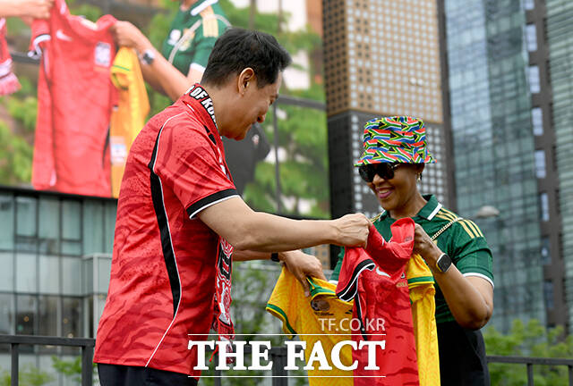 오세훈 서울시장(왼쪽)이 대한민국과 남아프리카 공화국의 2026 국제축구연맹(FIFA) 북중미월드컵 조별리그 A조 3차전 경기가 열린 25일 오전 서울 종로구 광화문광장을 찾아 음쿠쿠 주한남아프리카 공화국 대사와 유니폼을 교환한 뒤 응원을 하고 있다. /박상민 기자