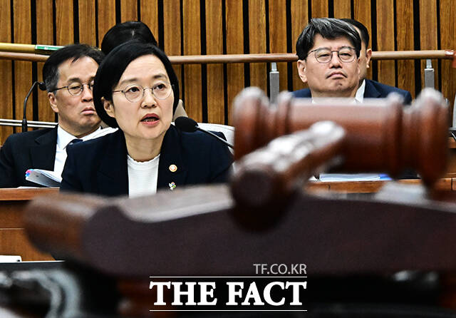 한성숙 국무총리 후보자가 25일 오후 서울 여의도 국회에서 열린 인사청문회에 출석해 질의에 답변을 하고 있다. /국회=배정한 기자