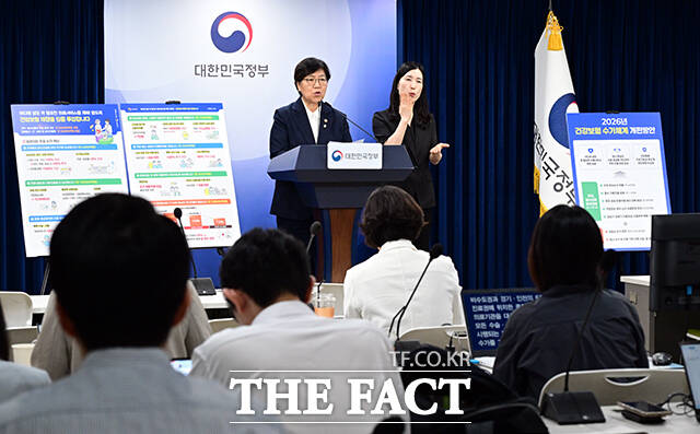 정은경 보건복지부 장관이 25일 오후 서울 종로구 정부서울청사에서 건강보험 수가 구조 혁신방안과 관련해 브리핑을 하고 있다. /임영무 기자