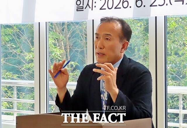 김홍열 청양군수 당선인이 25일 청양고추문화마을 고추박물관 준비위원회 사무실에서 기자회견을 갖고 있다. /김형중 기자