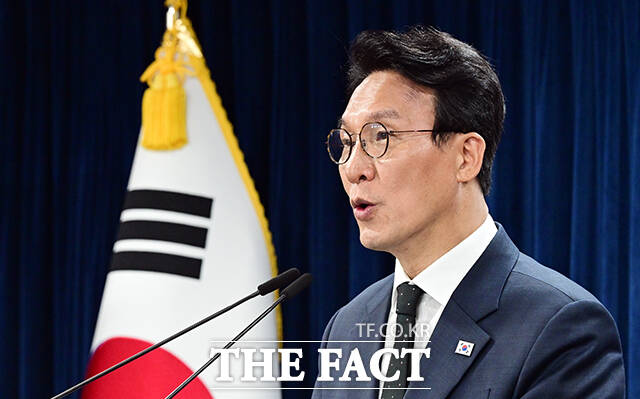 김민석 국무총리가 25일 오후 서울 종로구 정부서울청사에서 검찰 개혁과 관련한 현안을 브리핑 하고 있다. /임영무 기자