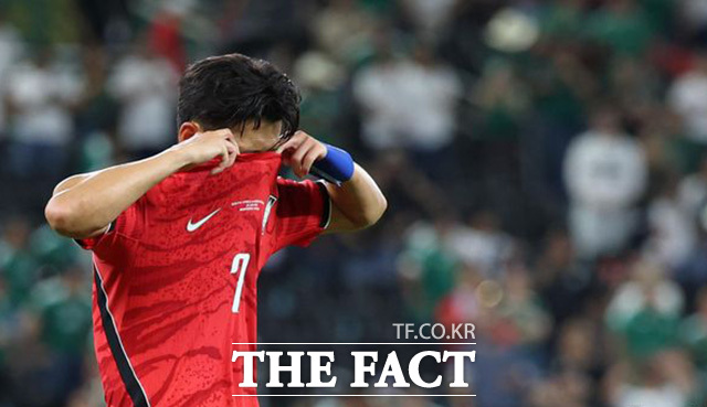 25일(한국시간) 멕시코 누에보레온주 과달루페의 몬테레이 스타디움에서 열린 2026 북중미 월드컵 조별리그 A조 대한민국과 남아프리카공화국의 경기에서 0-1로 패한 대한민국 손흥민이 아쉬워 하고 있다. /뉴시스