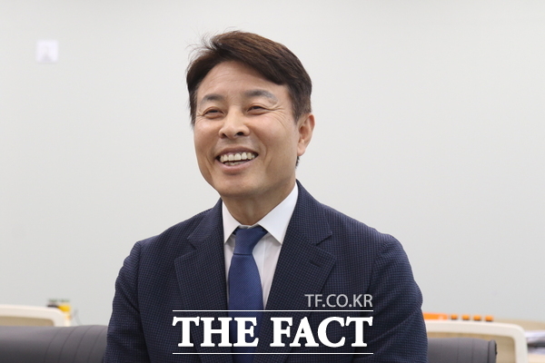 전문학 대전시 서구청장 당선인이 24일 인수위원회 사무실에서 <더팩트>와 인터뷰를 진행하고 있다. /정예준 기자