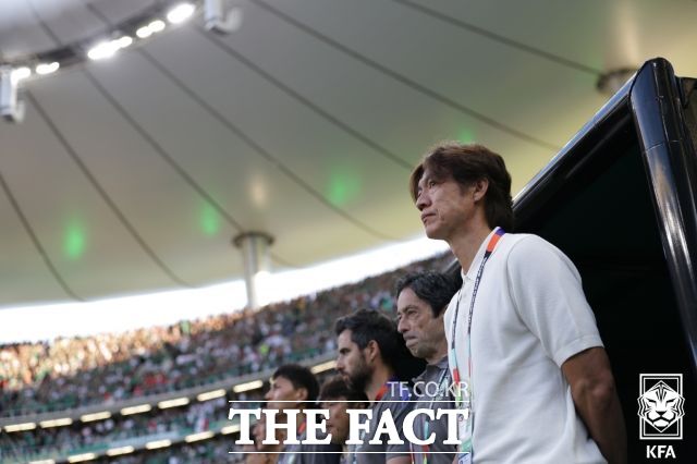 한국의 홍명보 감독(오른쪽)이 19일(한국시간) 열린 2026북중미월드컵 A조 조별리그 멕시코와의 경기를 벤치에서 지켜보고 있다./과달라하라(멕시코)=KFA