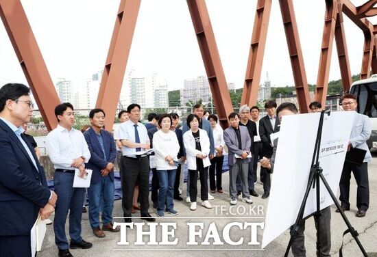 손배찬 파주시장 당선인(왼쪽 5번째)이 24일 캠프 게리오웬 부지를 방문, 현황에 대한 설명을 듣고 있다. /파주시 인수위