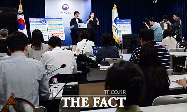 정은경 보건복지부 장관이 25일 오후 서울 종로구 정부서울청사에서 건강보험 수가 구조 혁신방안과 관련해 브리핑을 하고 있다. /임영무 기자
