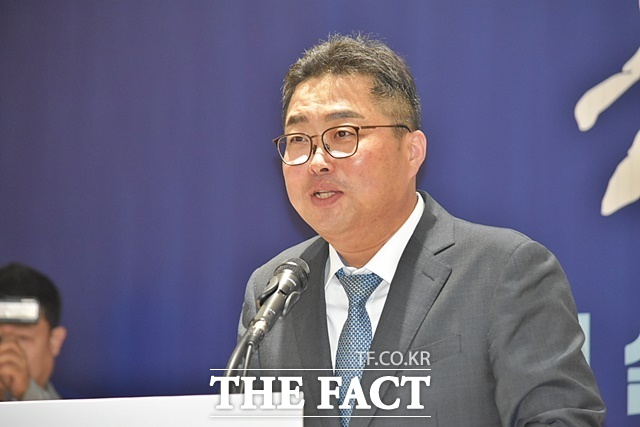 박성수 세종시장 인수위 부위원장이 25일 인수위 사무실에서 기자회견을 열고 있다. /김형중 기자