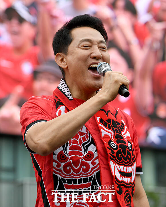 오세훈 서울시장(왼쪽)이 대한민국과 남아프리카 공화국의 2026 국제축구연맹(FIFA) 북중미월드컵 조별리그 A조 3차전 경기가 열린 25일 오전 서울 종로구 광화문광장을 찾아 음쿠쿠 주한남아프리카 공화국 대사와 유니폼을 교환한 뒤 응원을 하고 있다. /박상민 기자