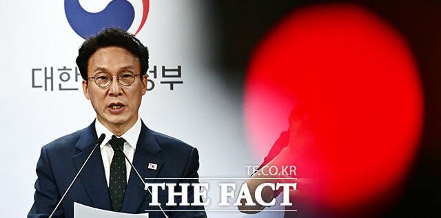김민석 국무총리가 25일 오후 서울 종로구 정부서울청사에서 검찰 개혁과 관련한 현안을 브리핑 하고 있다. /임영무 기자