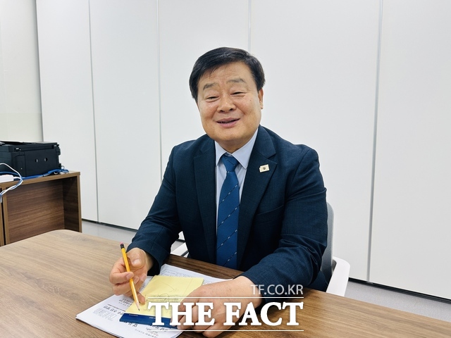 이병도 충남도교육감 당선인이 25일 충남도교육청 내 당선인 사무실에서 <더팩트>와 인터뷰를 진행하고 있다. /노경완 기자