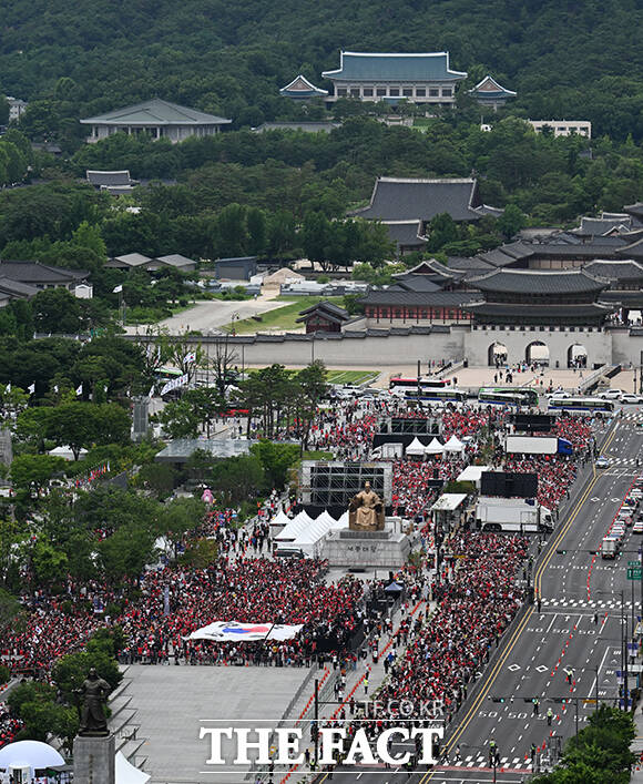 2026 FIFA 북중미 월드컵 조별리그 A조 대한민국과 남아공과의 최종전이 25일 오전 열린 가운데 서울 종로구 광화문광장을 찾은 시민들이 대표팀의 승리를 기원하며 거리응원을 펼치고 있다. /박헌우 기자