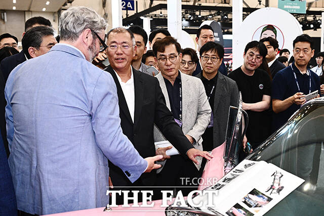 지난 2024년 열린 '2024 부산모빌리티쇼'에서 정의선 현대차그룹 회장이 행사장을 둘러보고 있는 모습. /더팩트 DB