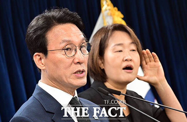 김민석 국무총리가 25일 오후 서울 종로구 정부서울청사에서 검찰 개혁과 관련한 현안을 브리핑 하고 있다. /임영무 기자